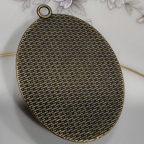 Vtg & MOD Double Fish Cameo Pendant Antique Gold Tone Black Lucite Pisces Zodiac - Picture 6 of 7